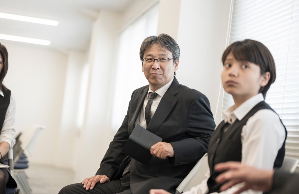 会議や研修に参加するスタッフの様子